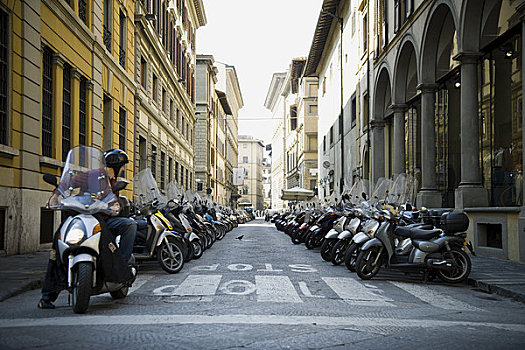 男人,摩托车,后视,排,停放,街上,老,建筑