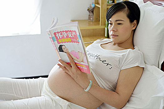 孕妇在看书
