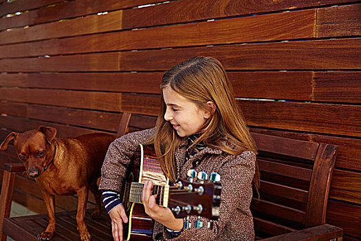 金发,儿童,女孩,弹吉他,狗,冬天,贝雷帽,木质背景