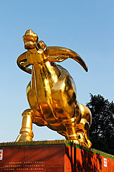 一只体型硕大的金色公牛雕塑