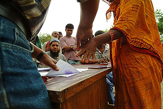 洪水,工作,帮助,乡村,女人,指印,孟加拉,七月,2004年