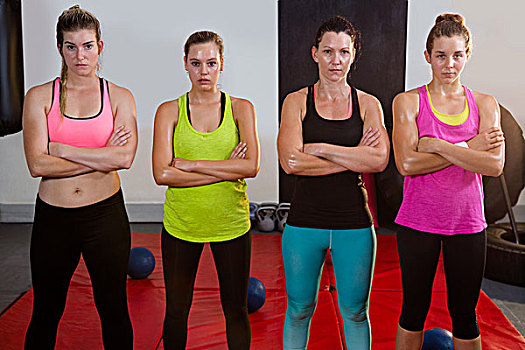 头像,女性,运动员,站立,双臂交叉,练习垫,健身中心