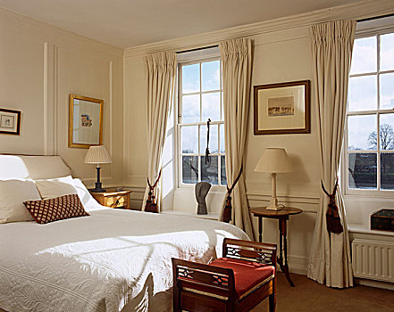 传统,卧室,齐地,帘,装有格子的,窗户
