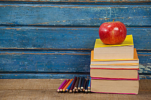 一堆,书本,苹果,彩笔,蓝色,木质背景