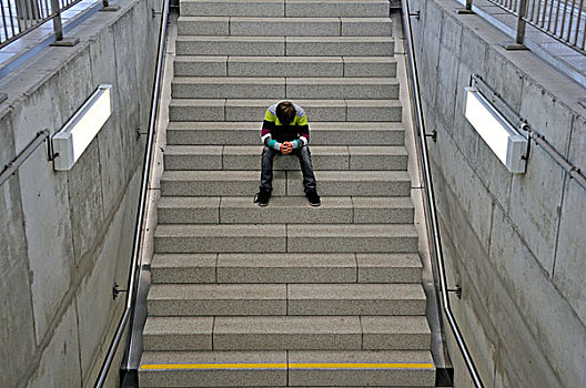 孤单,男孩,11岁,坐,台阶,火车站,德累斯顿,萨克森,德国,欧洲