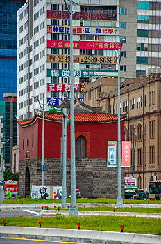 台北邮政总局与北门城门是台北市的历史遗迹