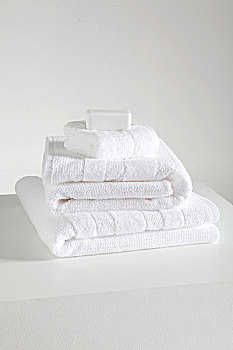 一堆,白色,毛巾,架子