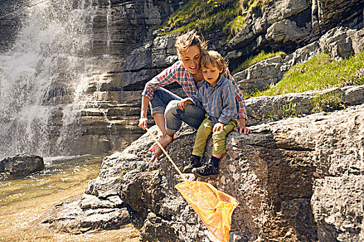 母亲,儿子,坐,石头,瀑布,钓鱼,网