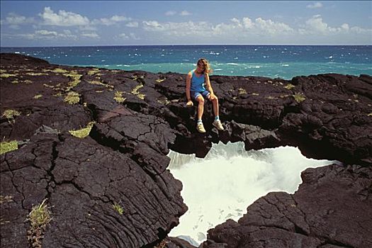 夏威夷,夏威夷大岛,夏威夷火山国家公园,女人,坐,火山岩,拱形,靠近,海洋