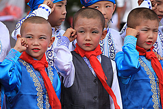 哈萨克族儿童宣誓加入少先队