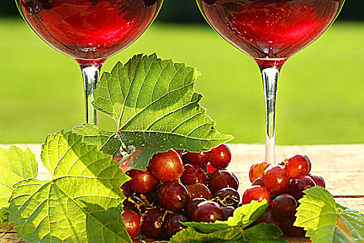 玻璃杯,红酒,葡萄,桌子
