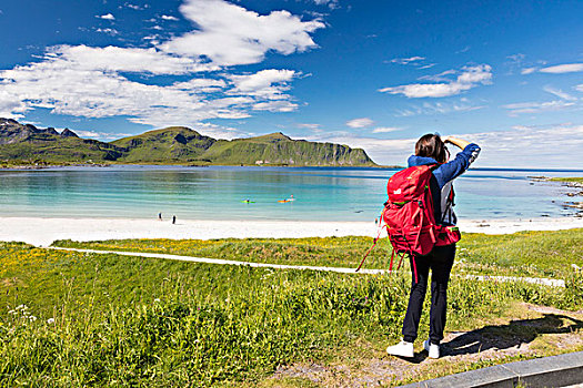 摄影师,动作,绿色,草地,围绕,蓝绿色海水,沙子,罗浮敦群岛,挪威,欧洲