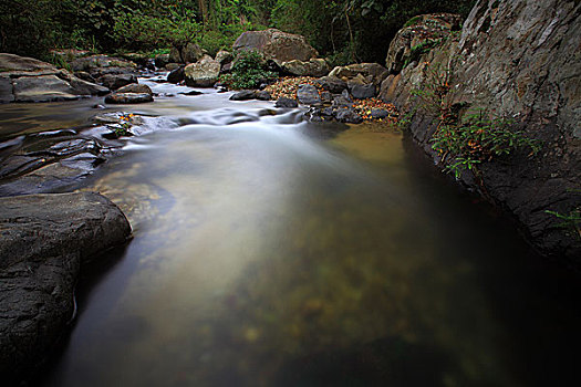 慢门拍山中溪水