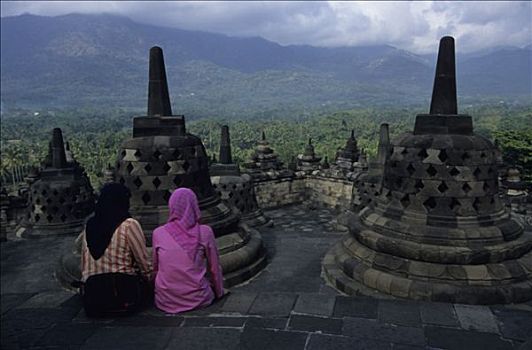 印度尼西亚,爪哇,浮罗佛屠,女人,坐,平台,面对,佛塔,山峦,背影
