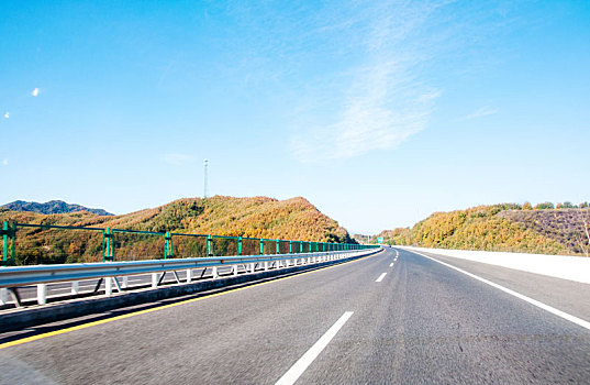 晴朗天气中的高速公路