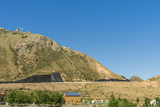 中国新疆夏季蓝天白云下g217独库公路沿途高山戈壁风景