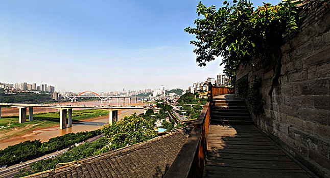 站在重庆山城步行道上远眺重庆长江大桥和重庆菜园坝长江大桥