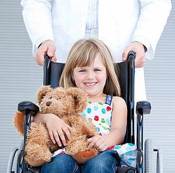 肖像,小女孩,坐,轮椅,男医生