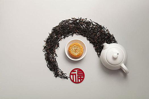 用茶叶铺设的图形上和茶壶茶杯