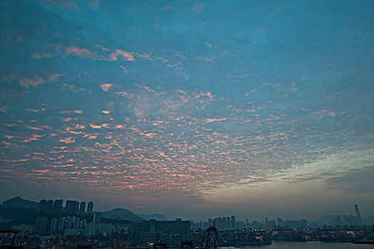 香港集装箱货运码头黎明中的天空