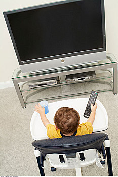 孩子,坐,高脚椅,看电视
