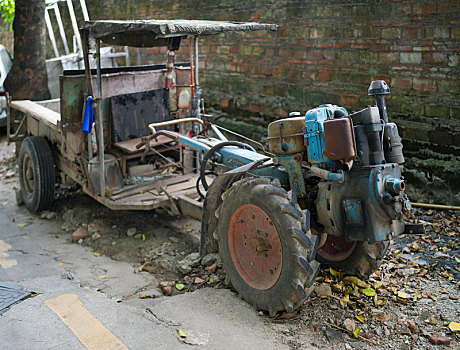 路边老式拖拉机