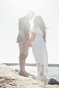 情侣,站立,沿岸,石头,握手,面对面,海滩,加利福尼亚,美国
