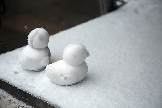 旅游小镇喜迎瑞雪,游客堆雪人寻找童年回忆