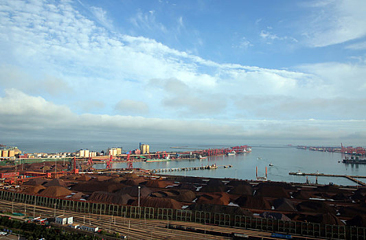 山东省日照市,风雨过后重现蓝天白云,海港繁忙有序呈现蓬勃经济活力