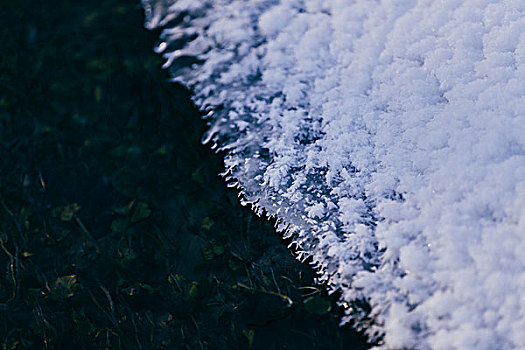 冬季雪地河面冰花特写