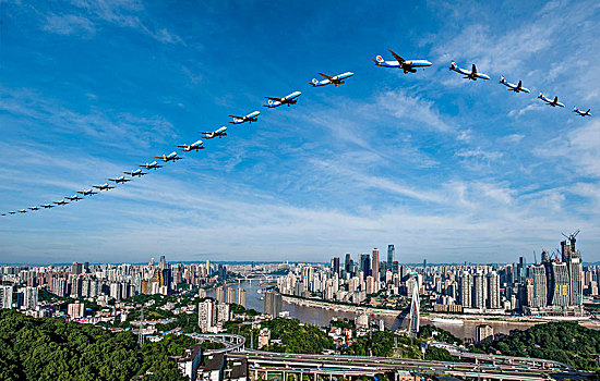 重庆航空的飞机正飞越重庆市上空