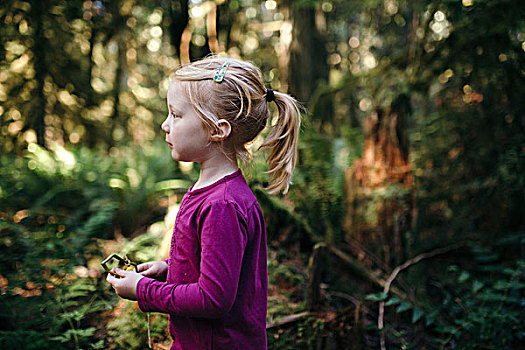 侧面,小女孩,金发,拿着,植物,树林