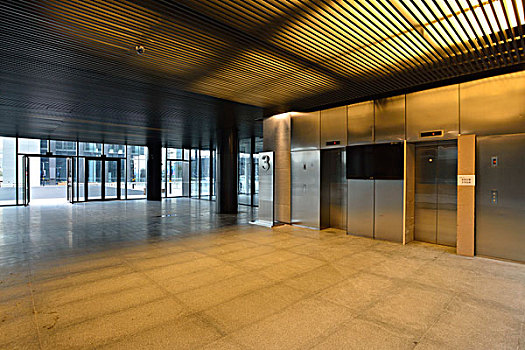 现代商务楼电梯间