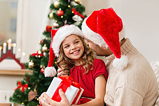 家庭,圣诞节,圣诞,高兴,人,概念,微笑,父亲,女儿,圣诞老人,帽子,拿着,礼盒