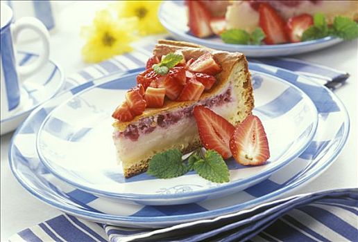 块,酸奶酪蛋糕,草莓