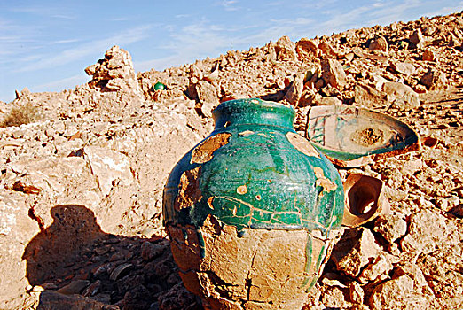algeria,melika,broken,pots,on,landscape,in,desert