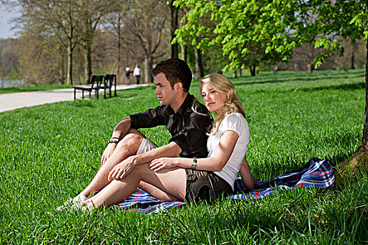 年轻,情侣,坐,野餐毯,公园