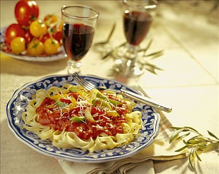 意大利面,西红柿,辣椒酱,葡萄酒杯