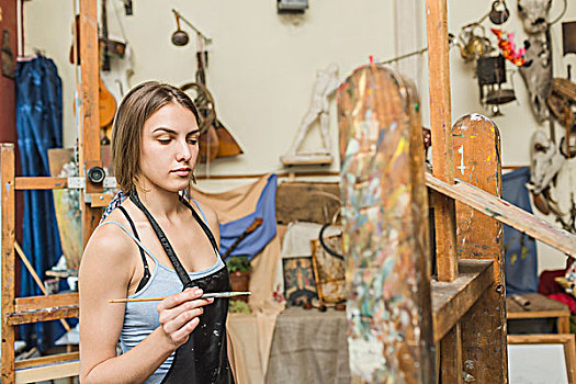 女性,画家,拿着,上油漆,看,画架,工作室