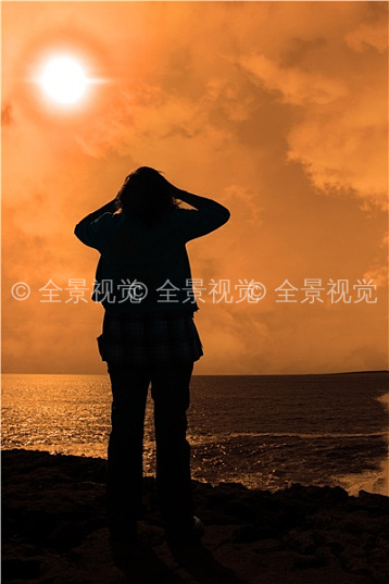 剪影_悲伤_孤单_女人_悬崖_边缘_高清图片_全景视觉