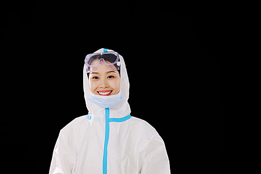 摘下口罩的女醫生微笑