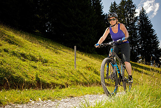 女性,山地车手,骑自行车,阿尔卑斯山,靠近,伯恩,瑞士,欧洲