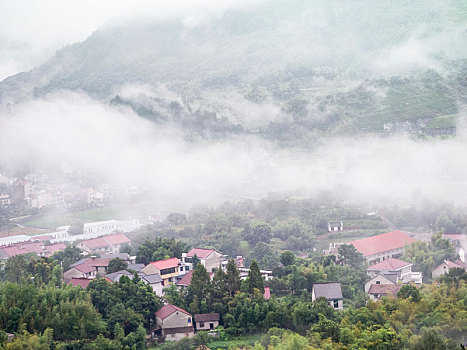 晨雾中的桐庐山村