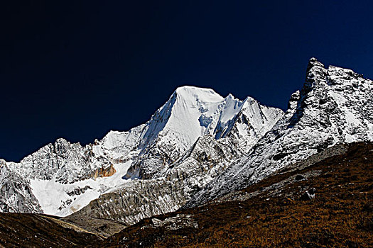 稻城亚丁雪山峡谷高山湖泊