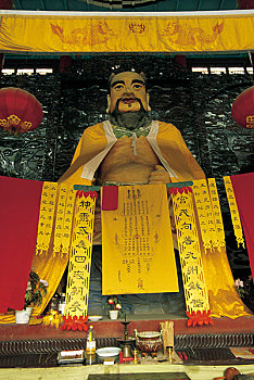 河南洛阳汉武帝陵内的汉武帝塑像