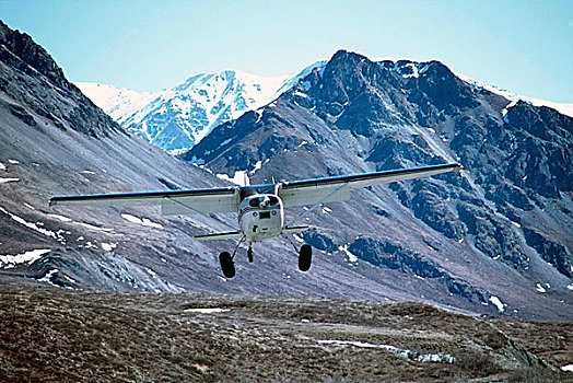 美国,阿拉斯加,北极国家野生动物保护区,布鲁克斯山,河谷,两栖飞机,降落,飞机跑道