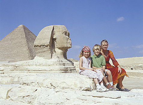 家庭,三个,坐,狮身人面像,金字塔,后面,吉萨金字塔,只有,对手,一个,思考,古埃及,建筑,埃及,开罗,区域