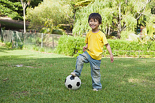 可爱,小男孩,足球,站立,公园