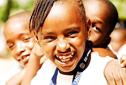 非洲,安哥拉,罗安达,头像,三个,女孩,站立,顺序排列,微笑,两个女孩,辫子,一个,粉色,发带
