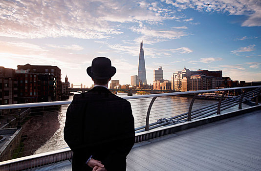 后视图,男人,戴着,黑色,外套,圆顶礼帽,站立,千禧桥,上方,泰晤士河,伦敦,英格兰,碎片,摩天大楼,远景